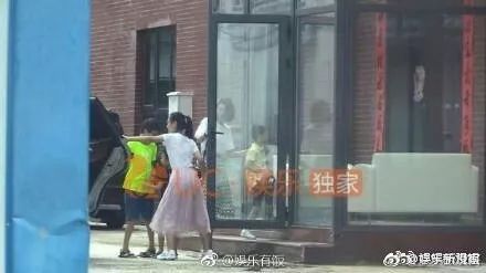 揭秘深巷神秘宝藏，时尚深V装特色小店的时尚之旅